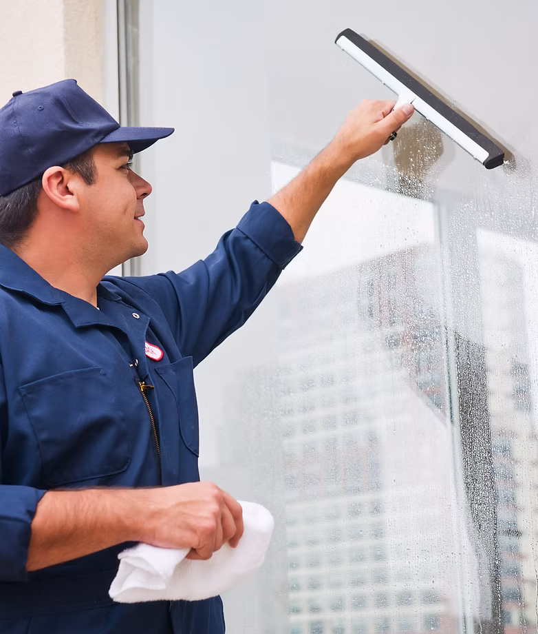Mitarbeiter von Moor-clean reinigt eine Fensterscheibe mit einem Abzieher